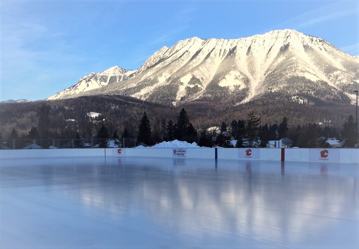 Outdoor store hockey rink
